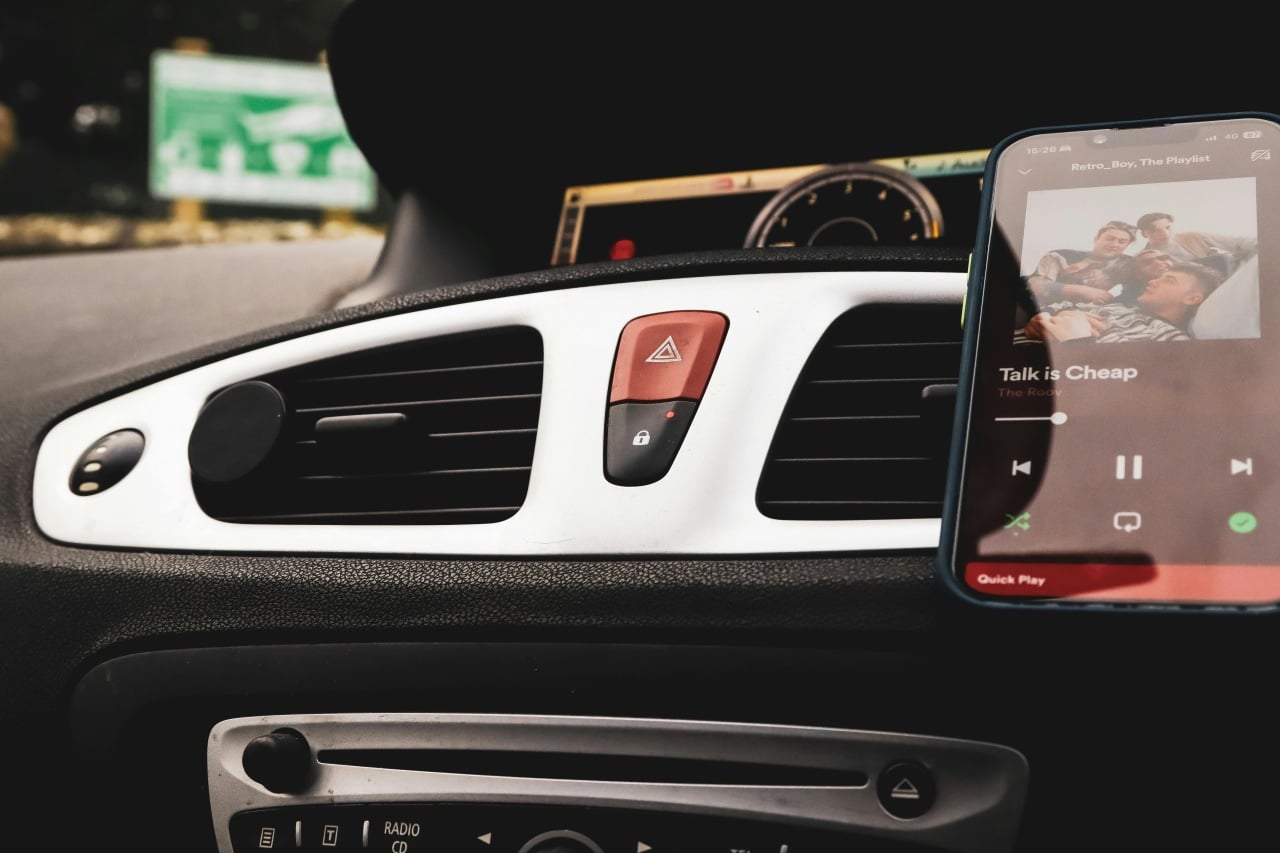 Spotify em smartphone dentro de carro