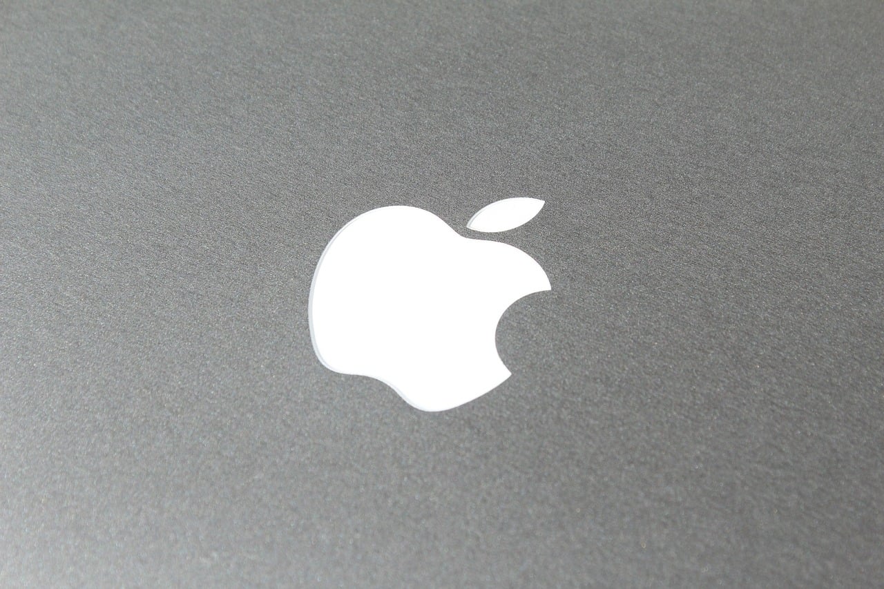 Apple logo em macbook