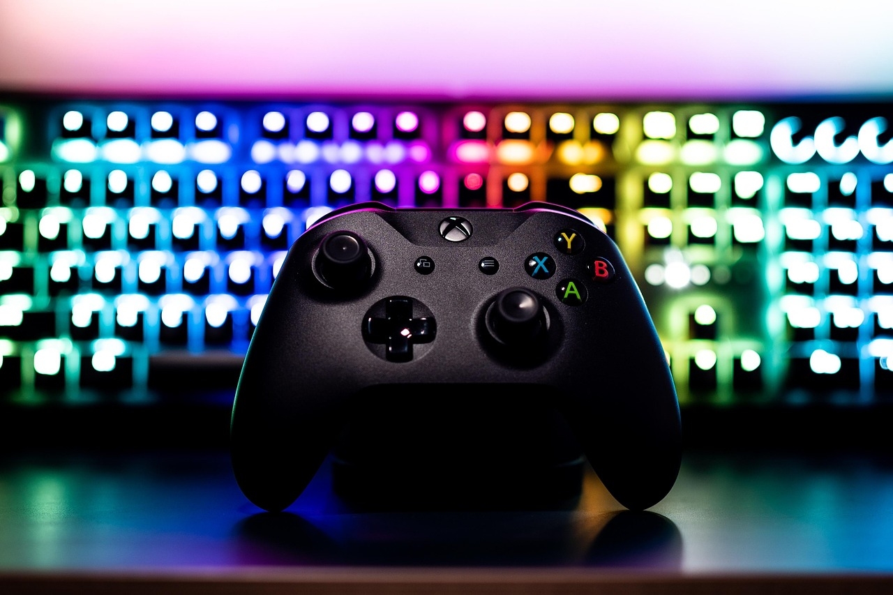 comando da xbox em destaque com teclado RGB de fundo