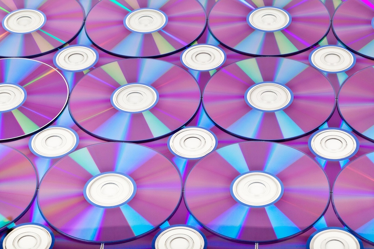 Discos CD em cima de fundo branco