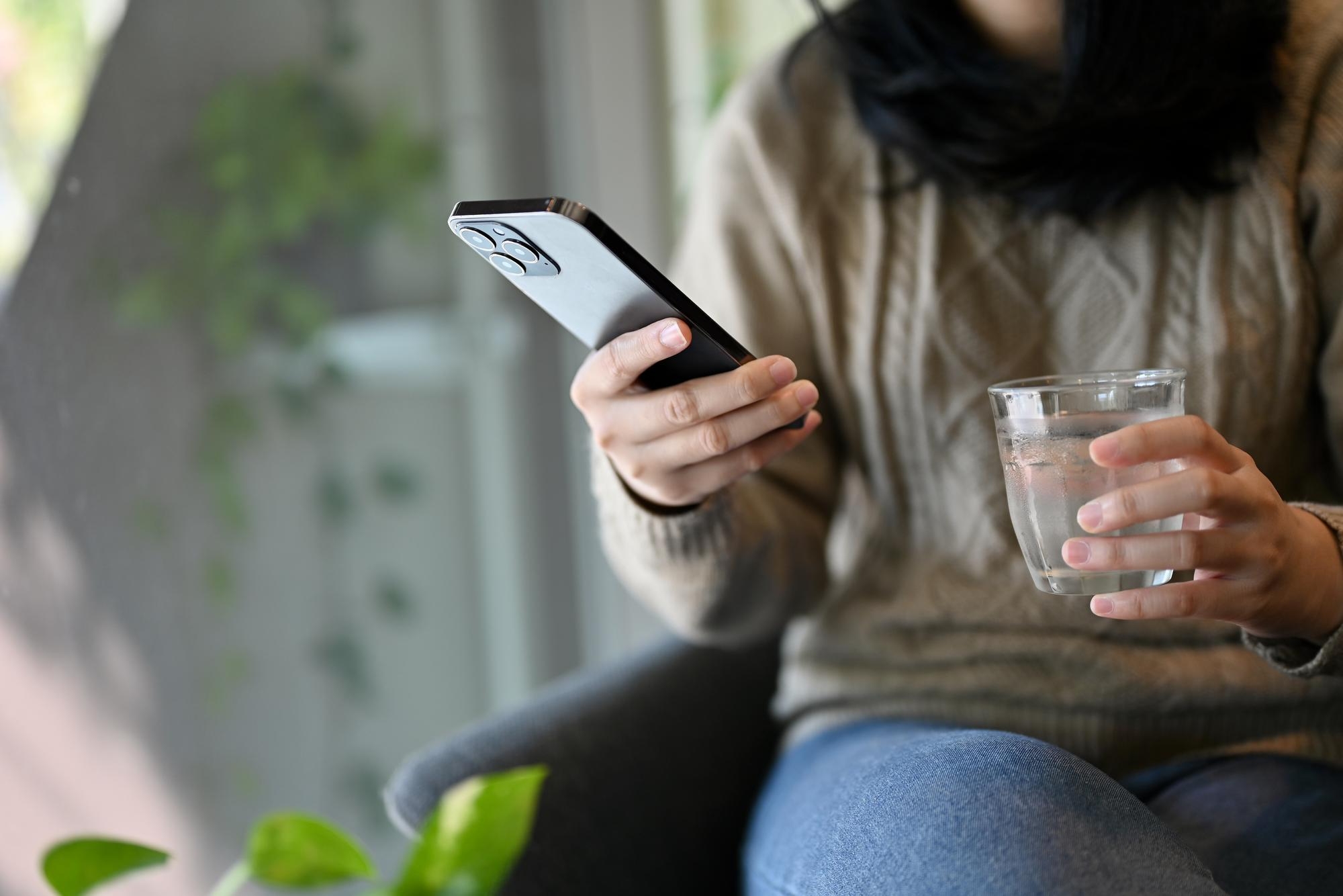 Afinal, o teu telemóvel ouve o que dizes? Especialistas revelam o segredo dos anúncios direcionados