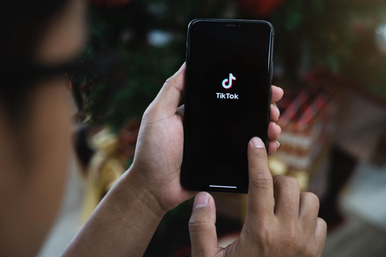 TikTok em smartphone
