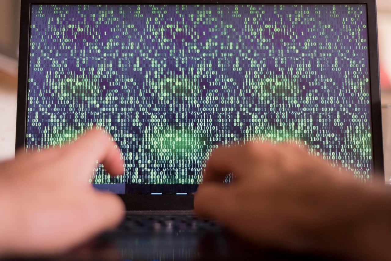 computador com monitor de código digital