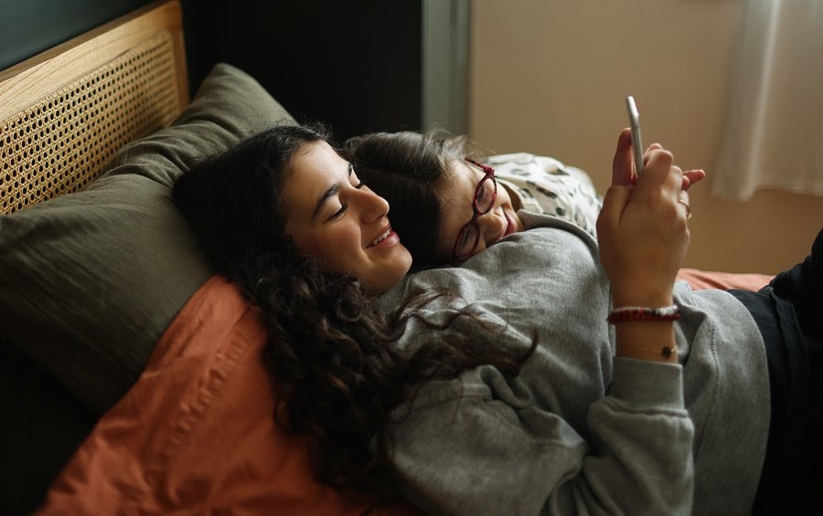 pessoas a usarem smartphone
