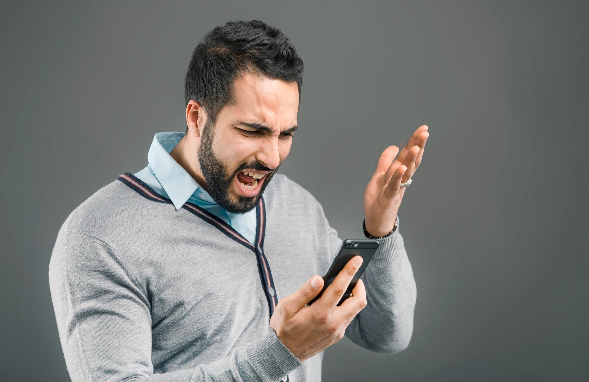 pessoa a reclamar com smartphone