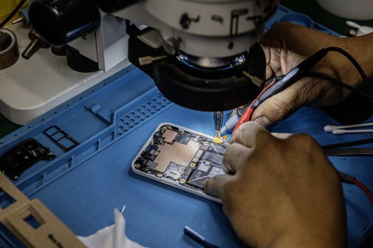 smartphone a ser reparado