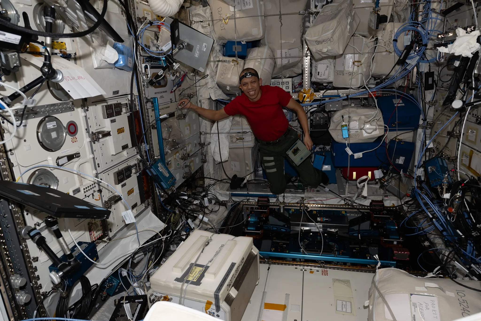 Astronautas da ISS com novo computador da HP