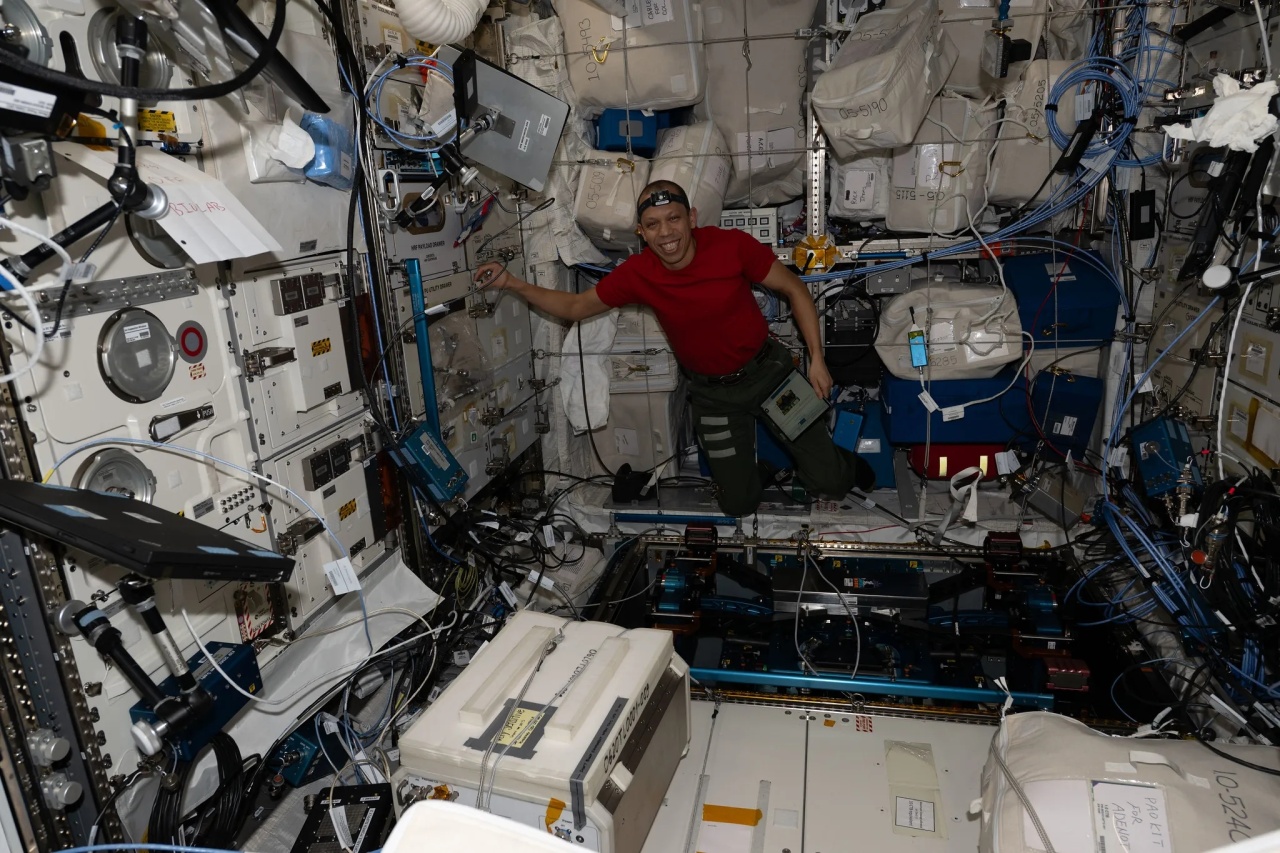Astronautas da ISS com novo computador da HP