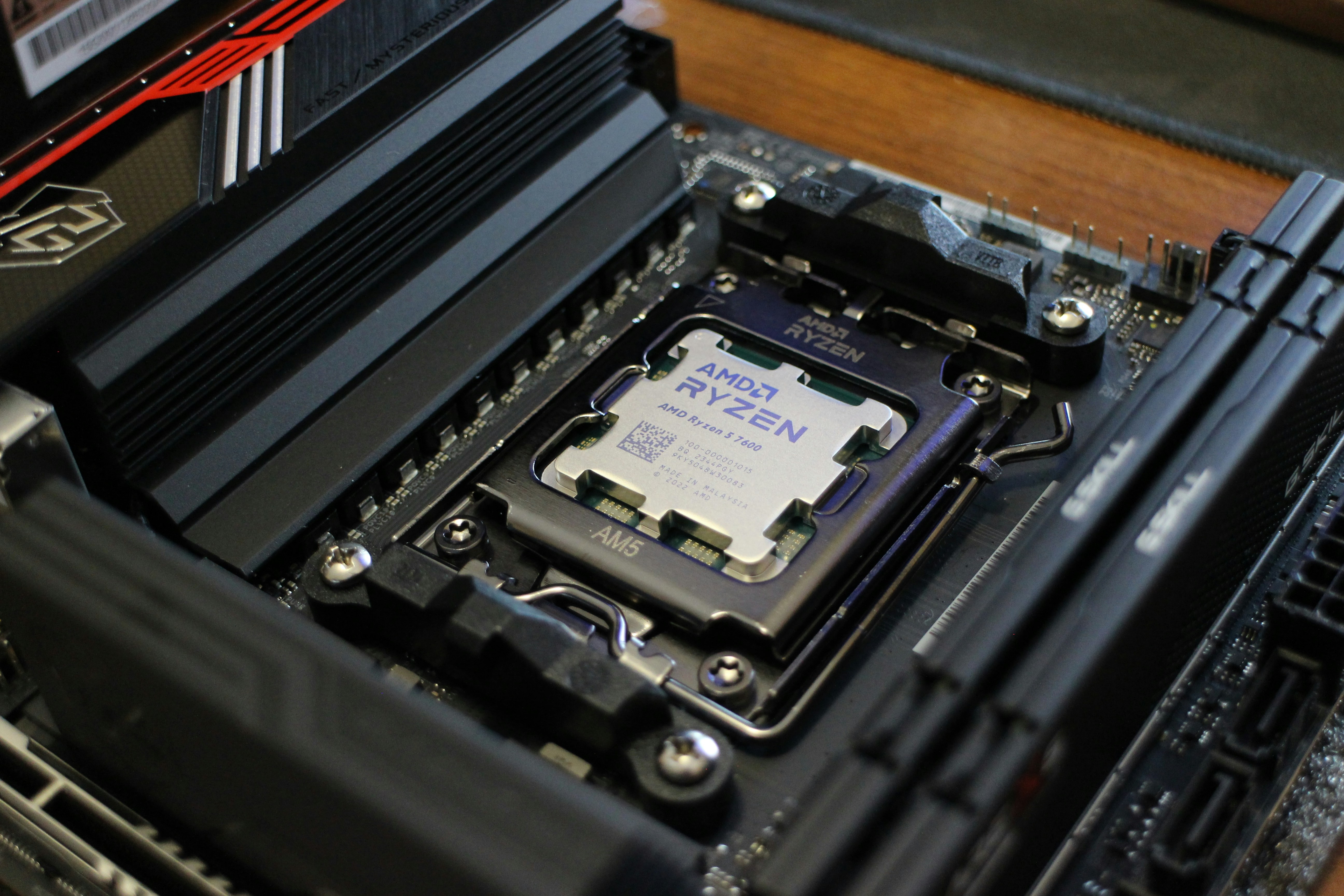 AMD Ryzen 9 PRO 9965X3D revelado em testes com 16 núcleos