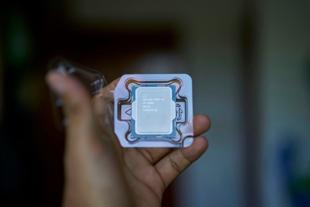 processador da intel em mão