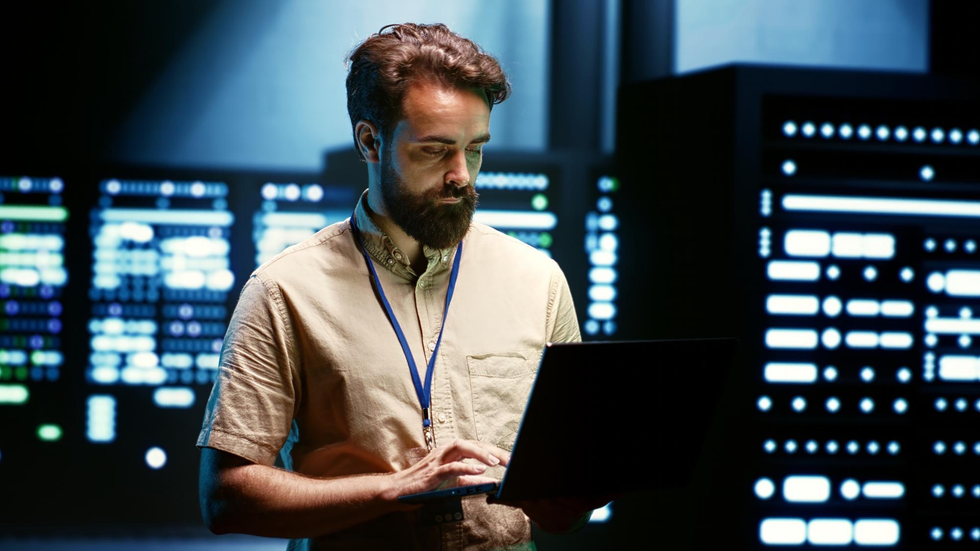 pessoa a mexer em computador dentro de datacenter