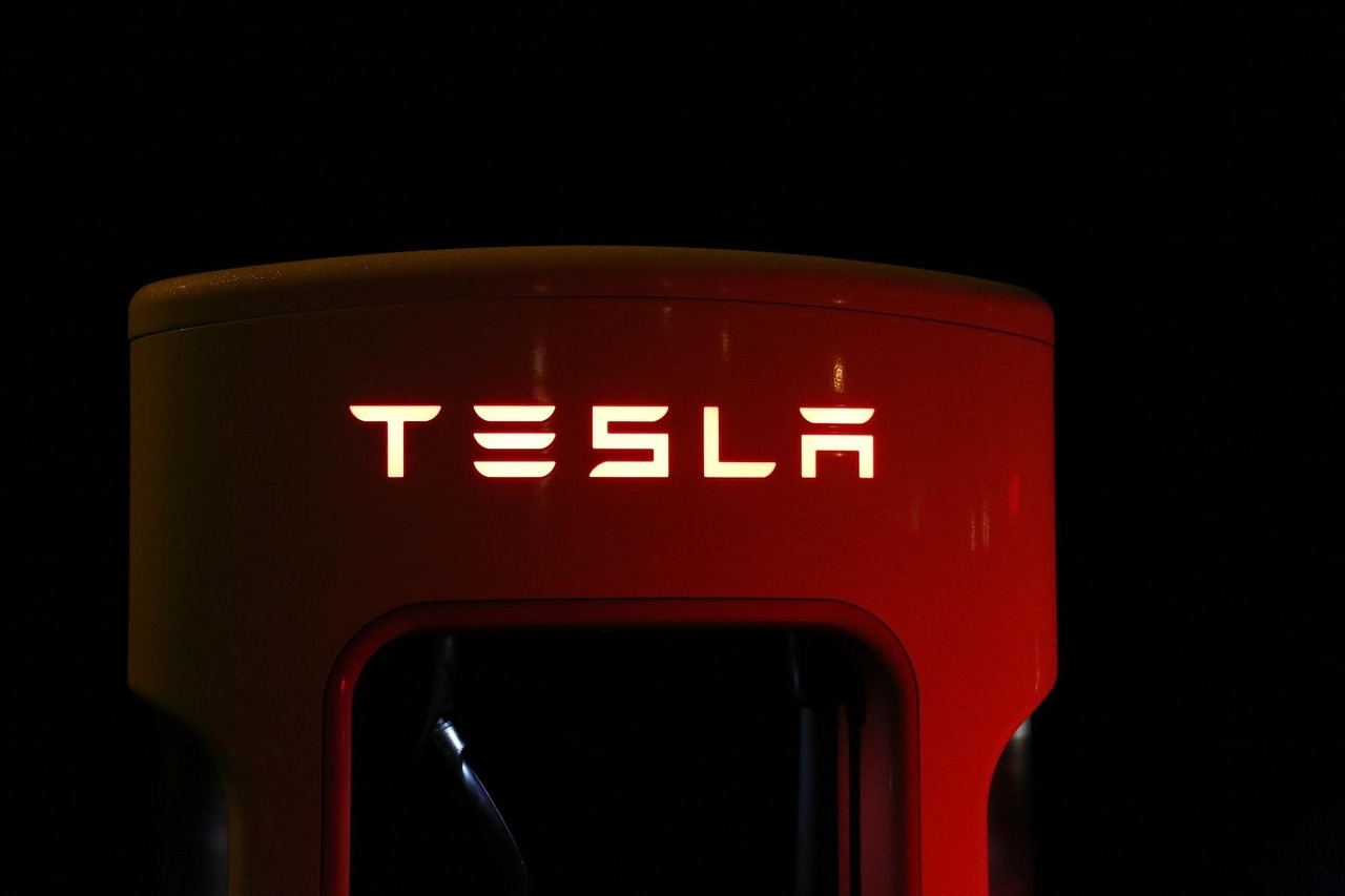Tesla logo em posto de carregamento