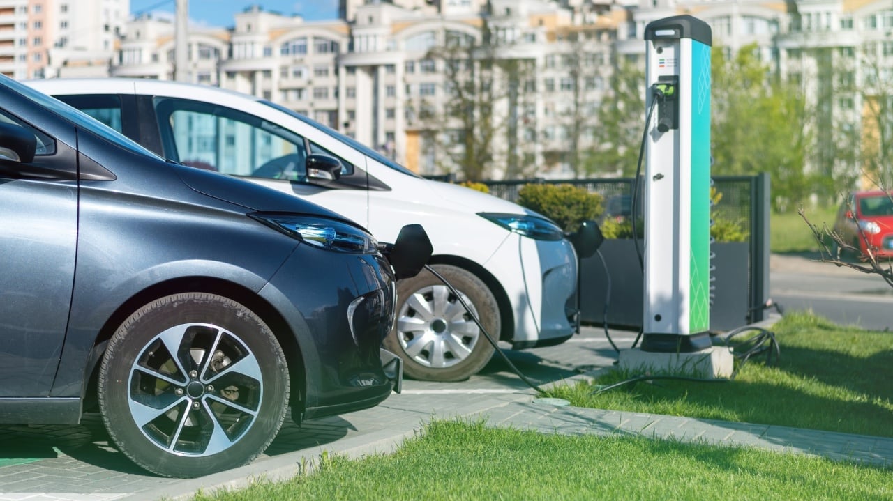 carros elétricos em carregamento