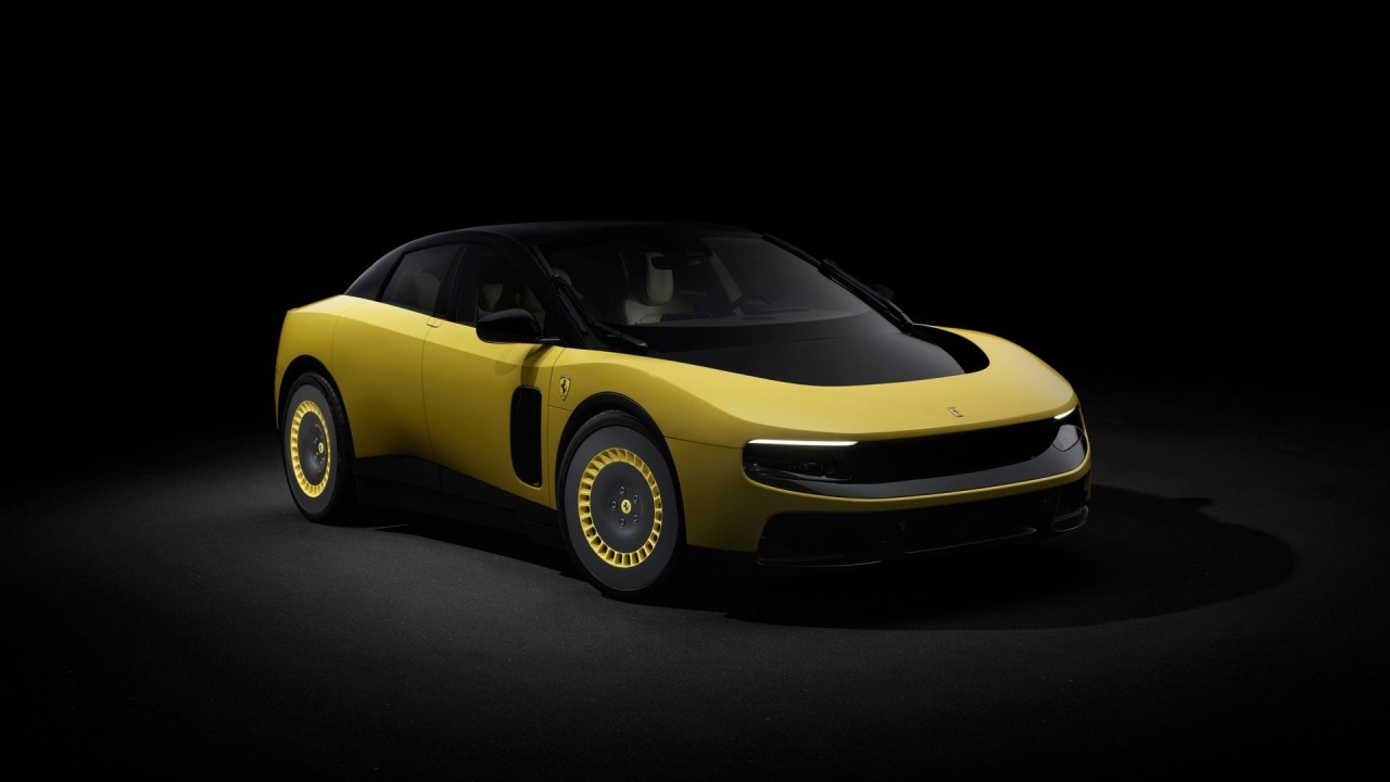 Ferrari Luce amarelo