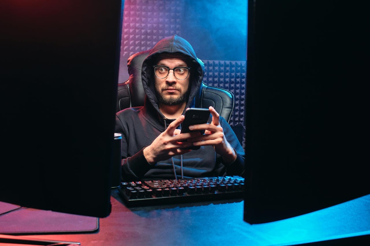 hacker em frente de computador