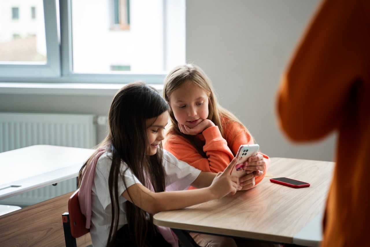 crianças na sala de aula com smartphone