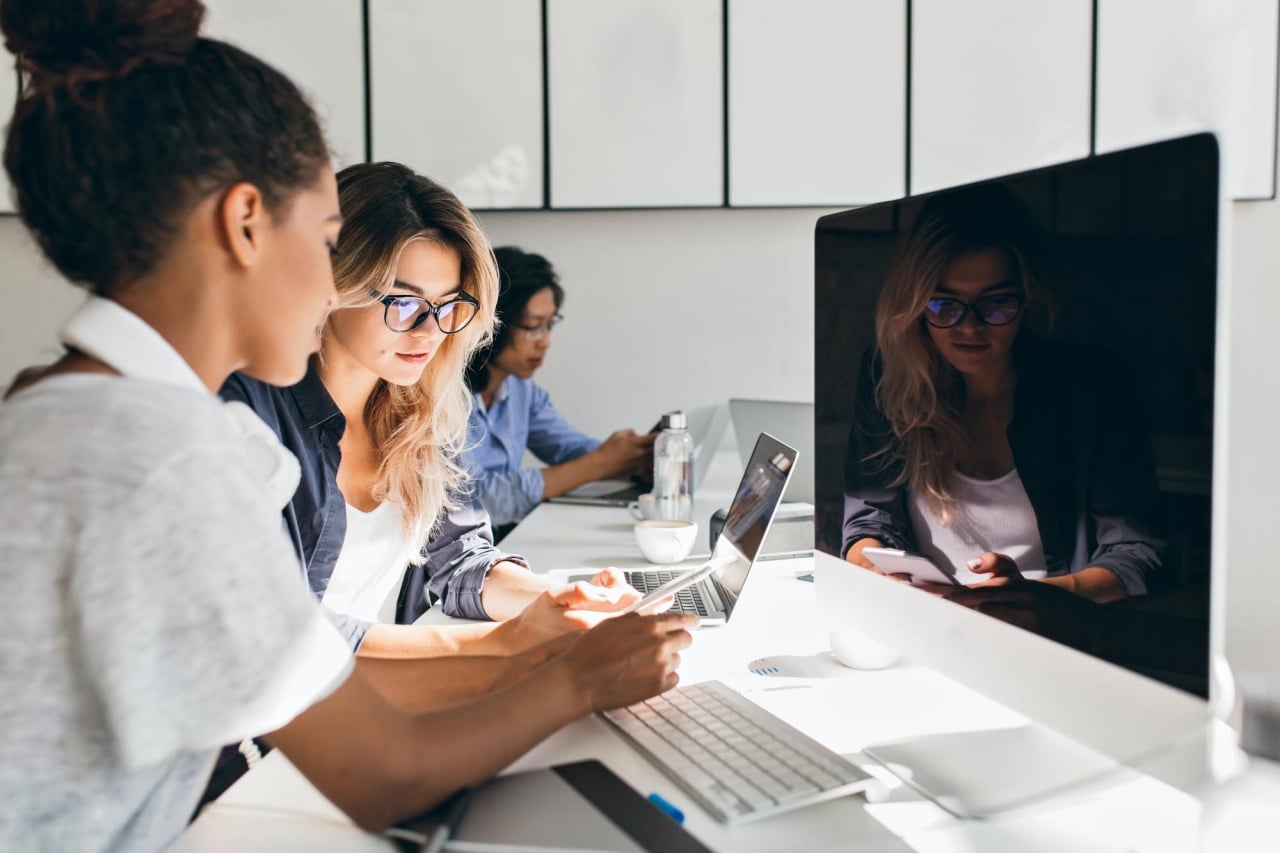 pessoas em frente de computador
