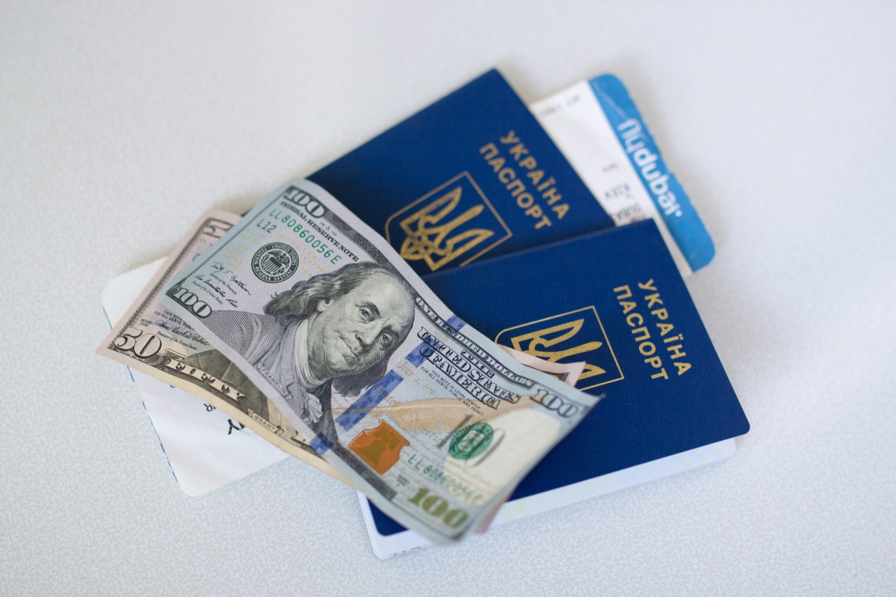 passaporte com dinheiro em cima