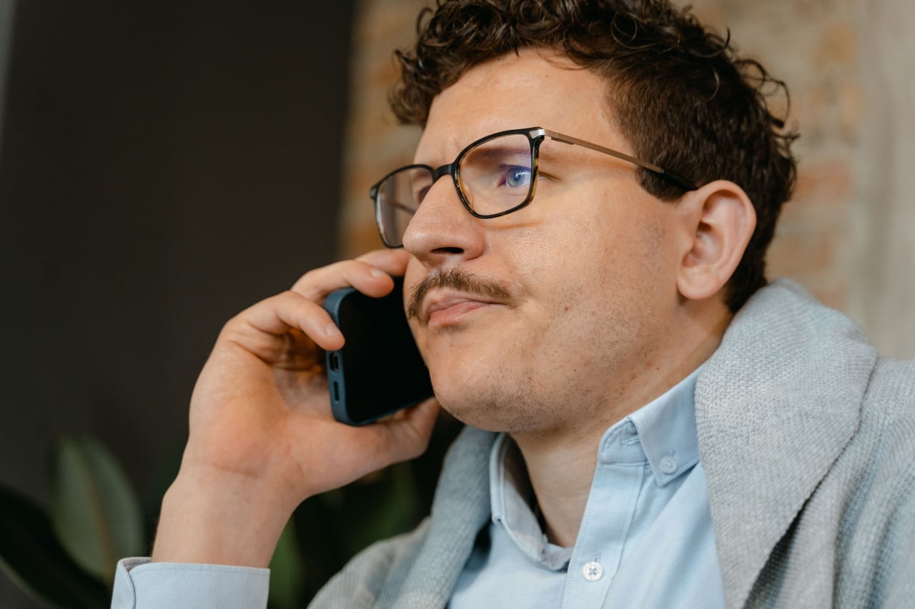 Pessoa ao telefone