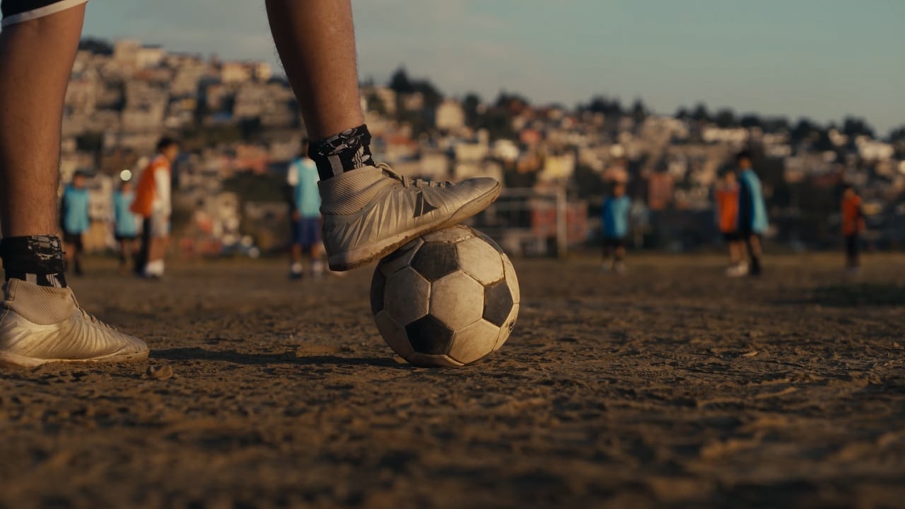 Anuncio da Hisense com bola de futebol