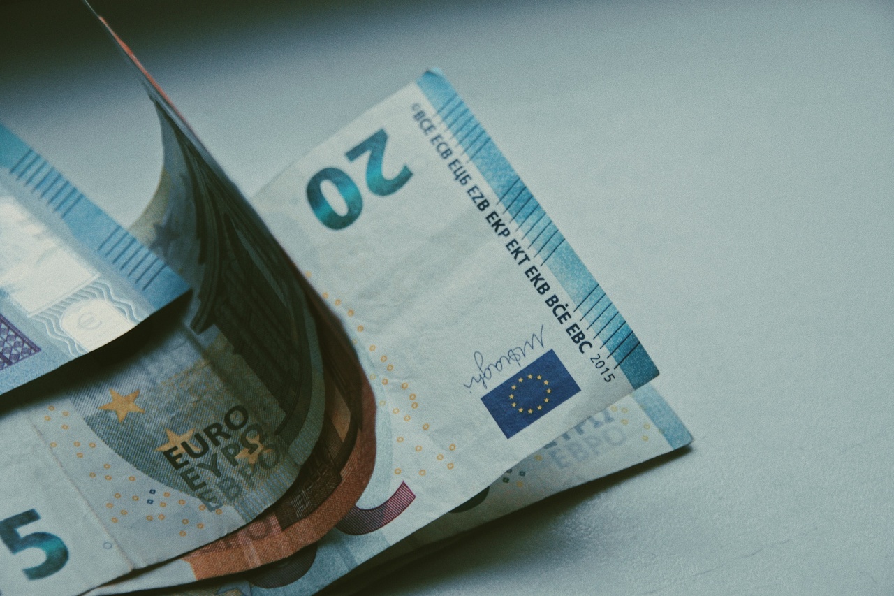 notas de euro em cima da mesa