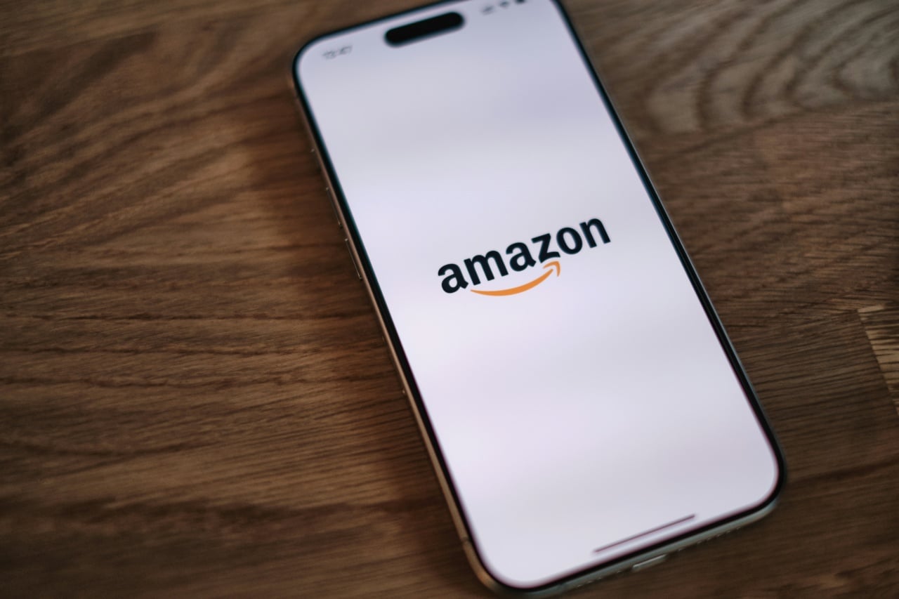 smartphone com logo da amazon