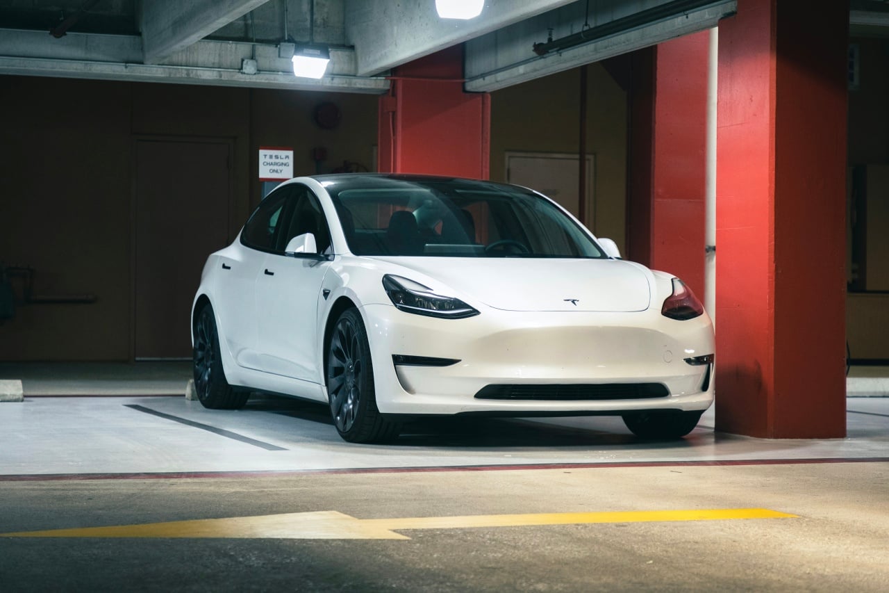 Tesla estacionado