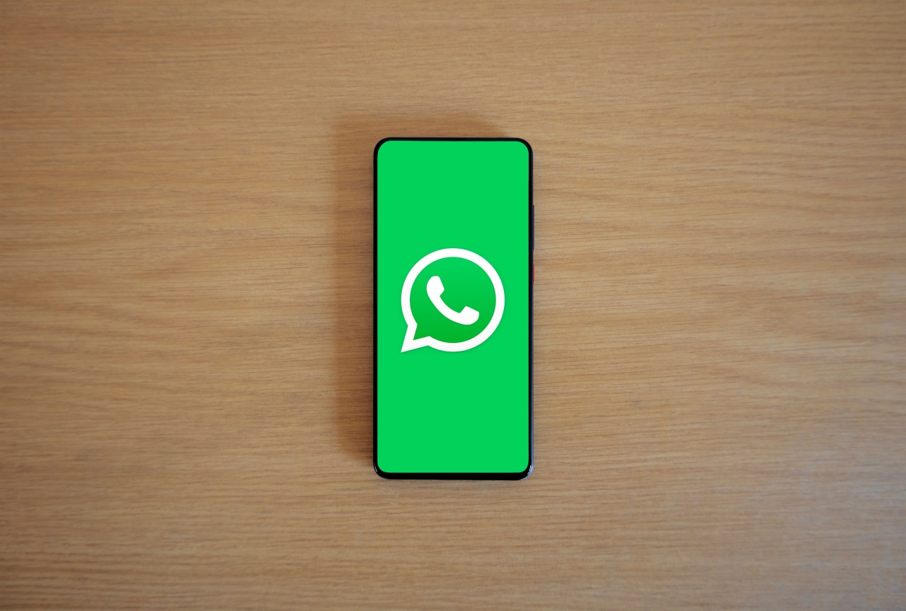 WhatsApp logo em smartphone