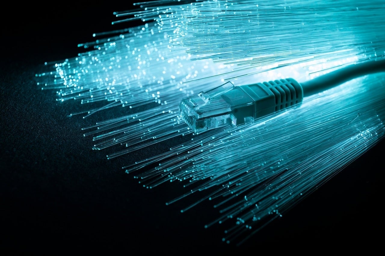 cabo de fibra ótica com cabo de rede normal