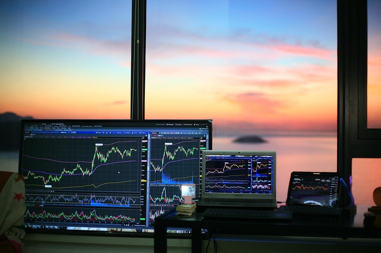 imagem de painel da bolsa em smartphone e computador