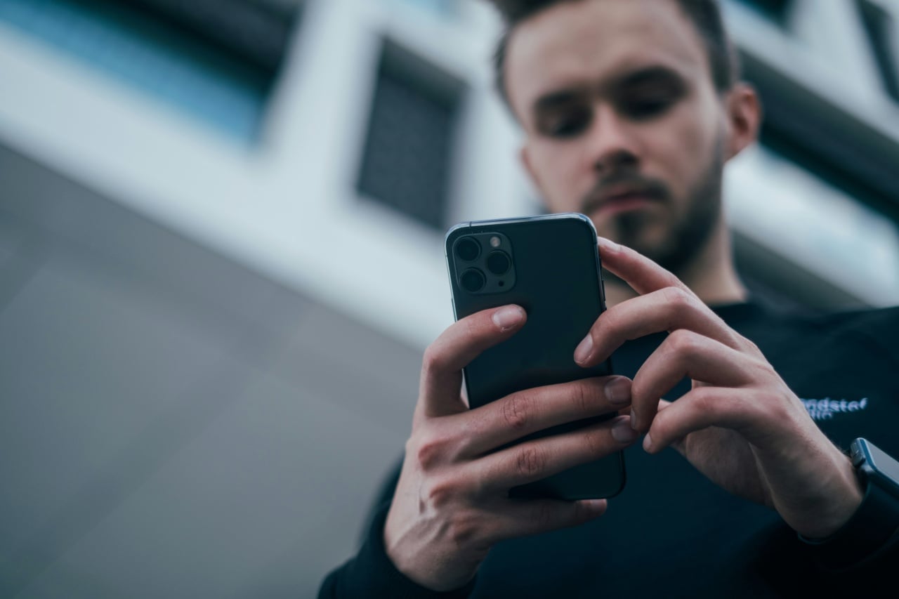 pessoa a usar smartphone