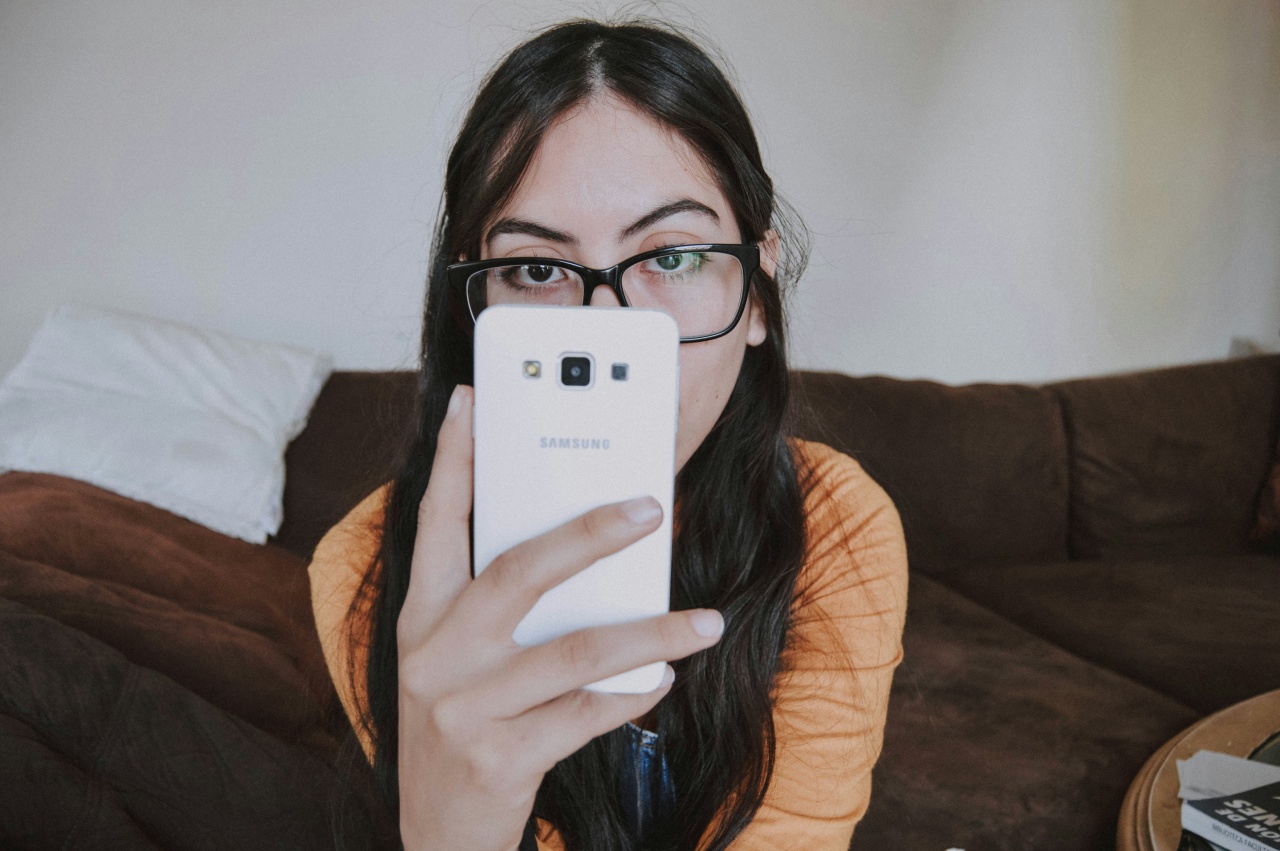 mulher a usar smartphone