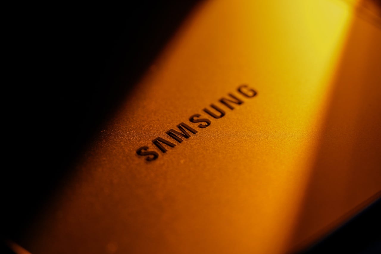 logo da samsung em dispositivo