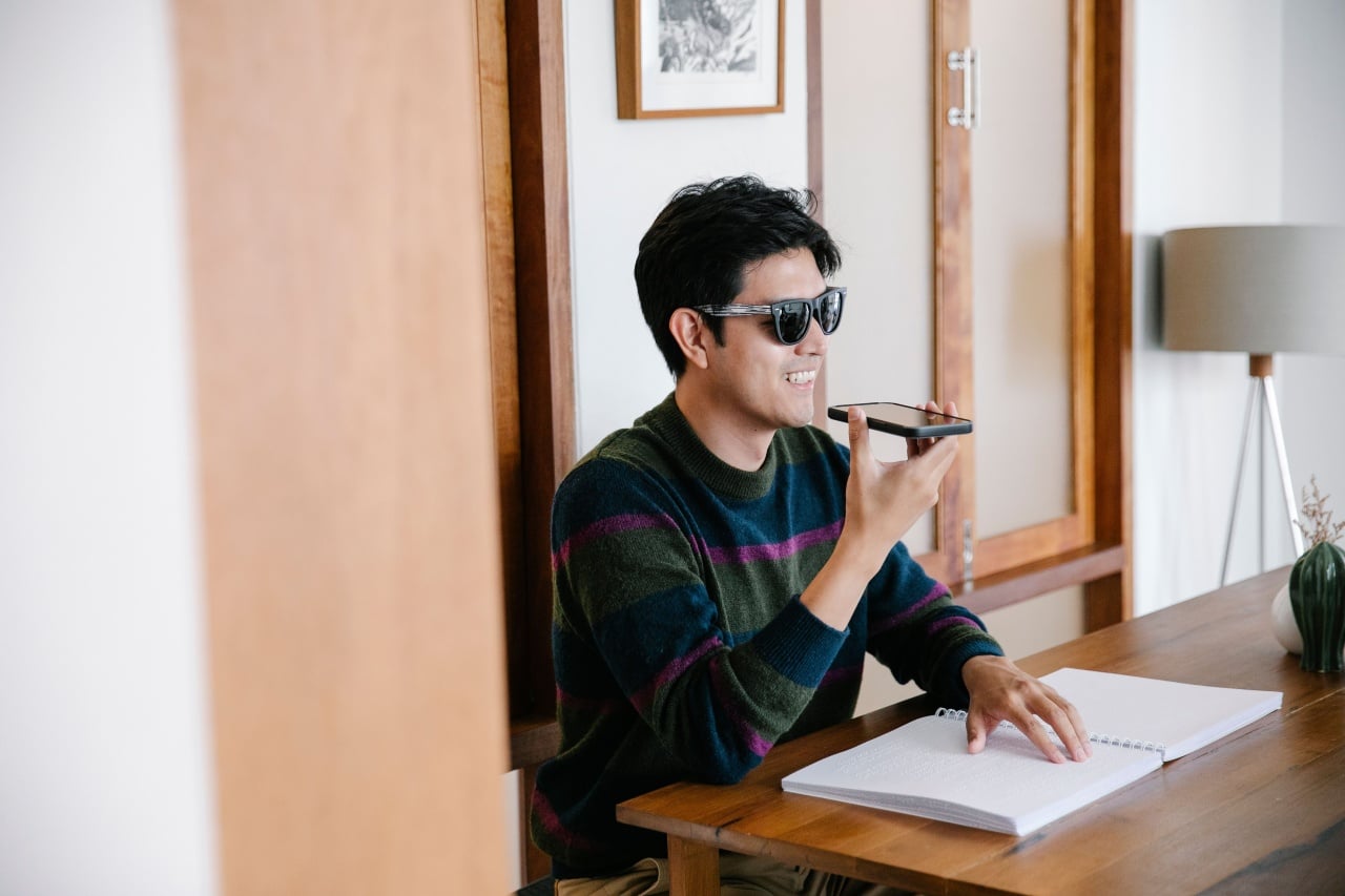 pessoa a gravar voz de smartphone