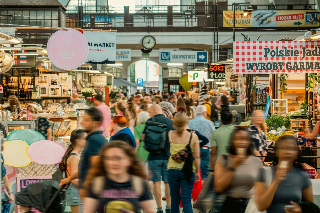 pessoas dentro de uma loja de compras