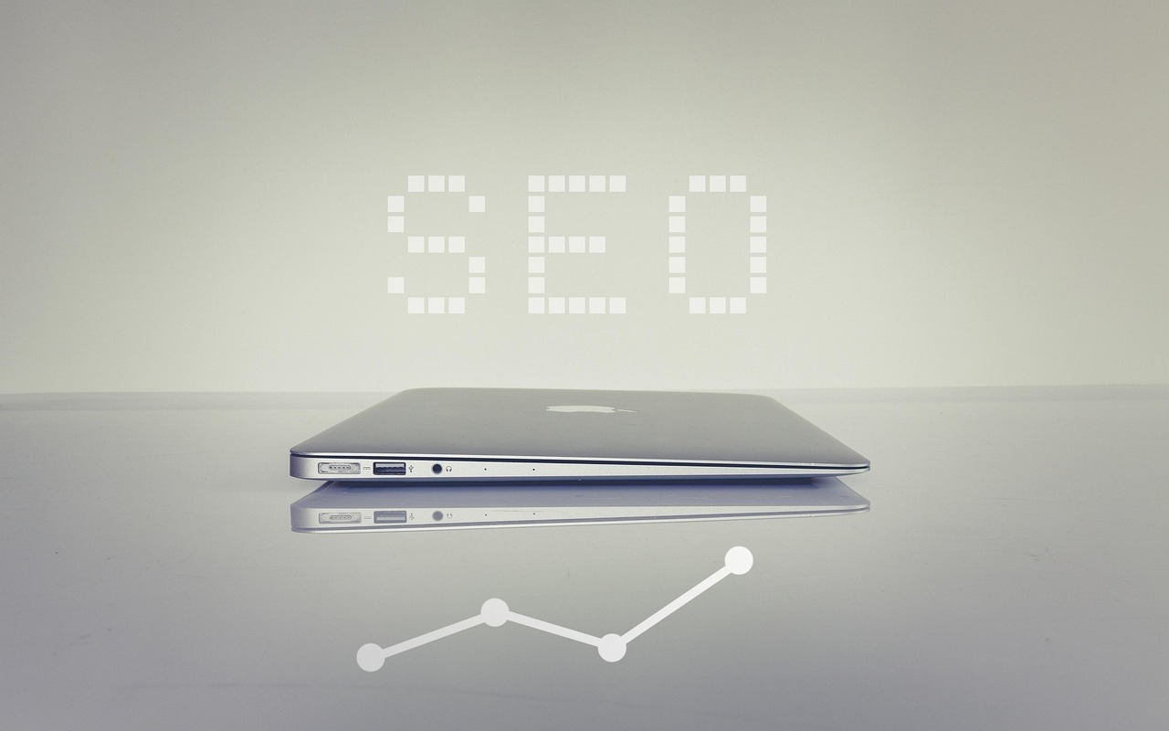 computador portátil com SEO em cima