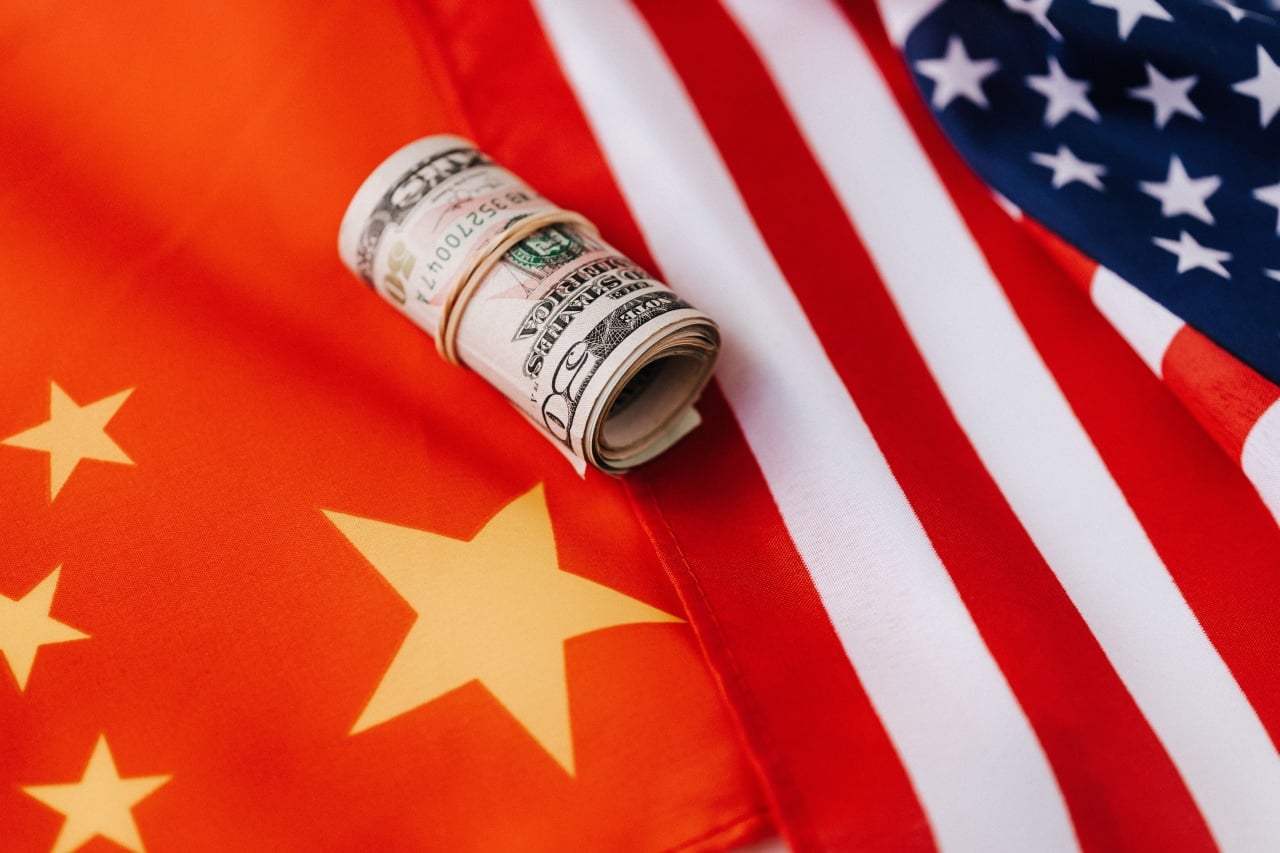 bandeiras da China e EUA com dinheiro na mesa