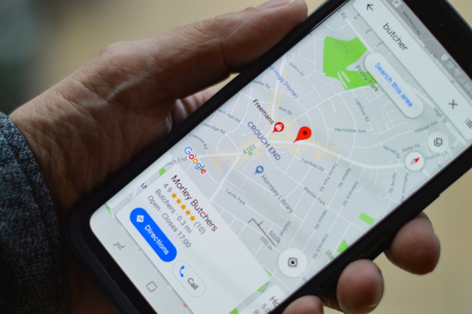 smartphone com o google maps ativo