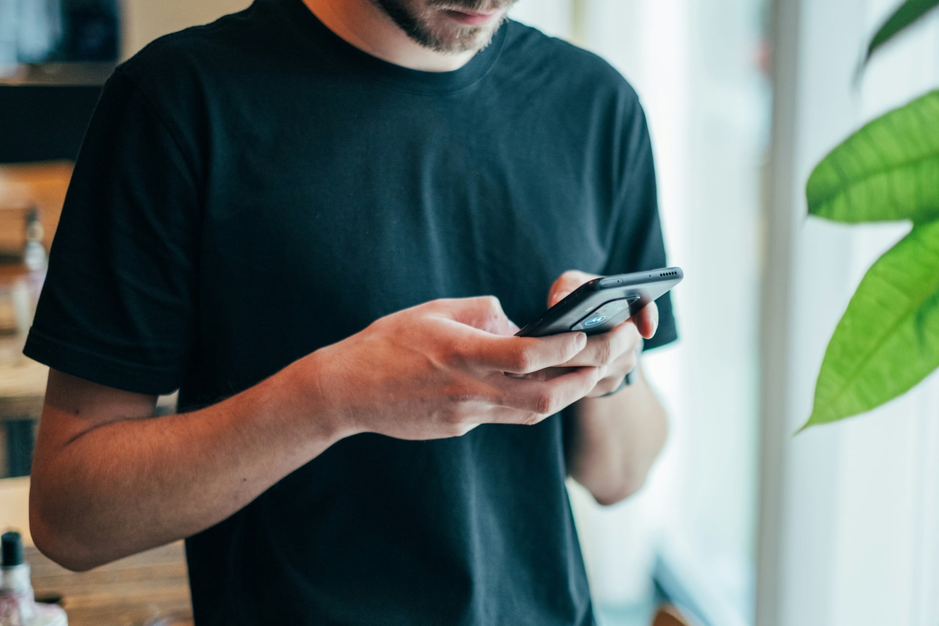 Pessoa a usar smartphone