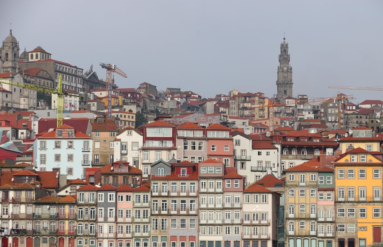 casas no meio da cidade