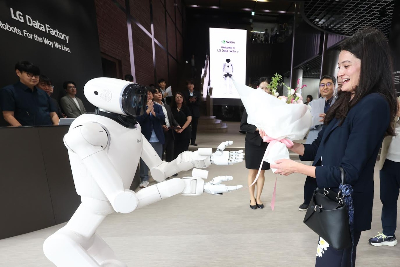 Robot da LG a entregar flores a uma senhora