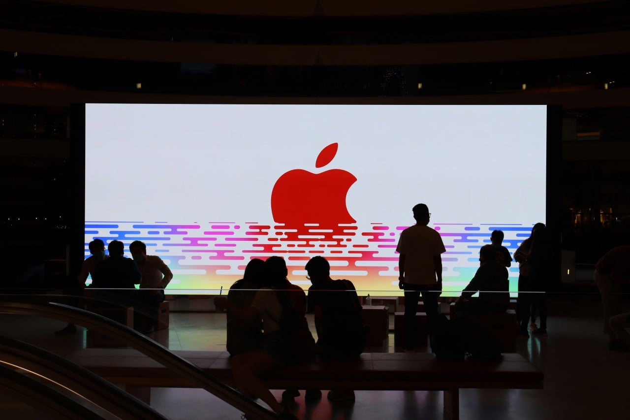 Apple logo em cartaz