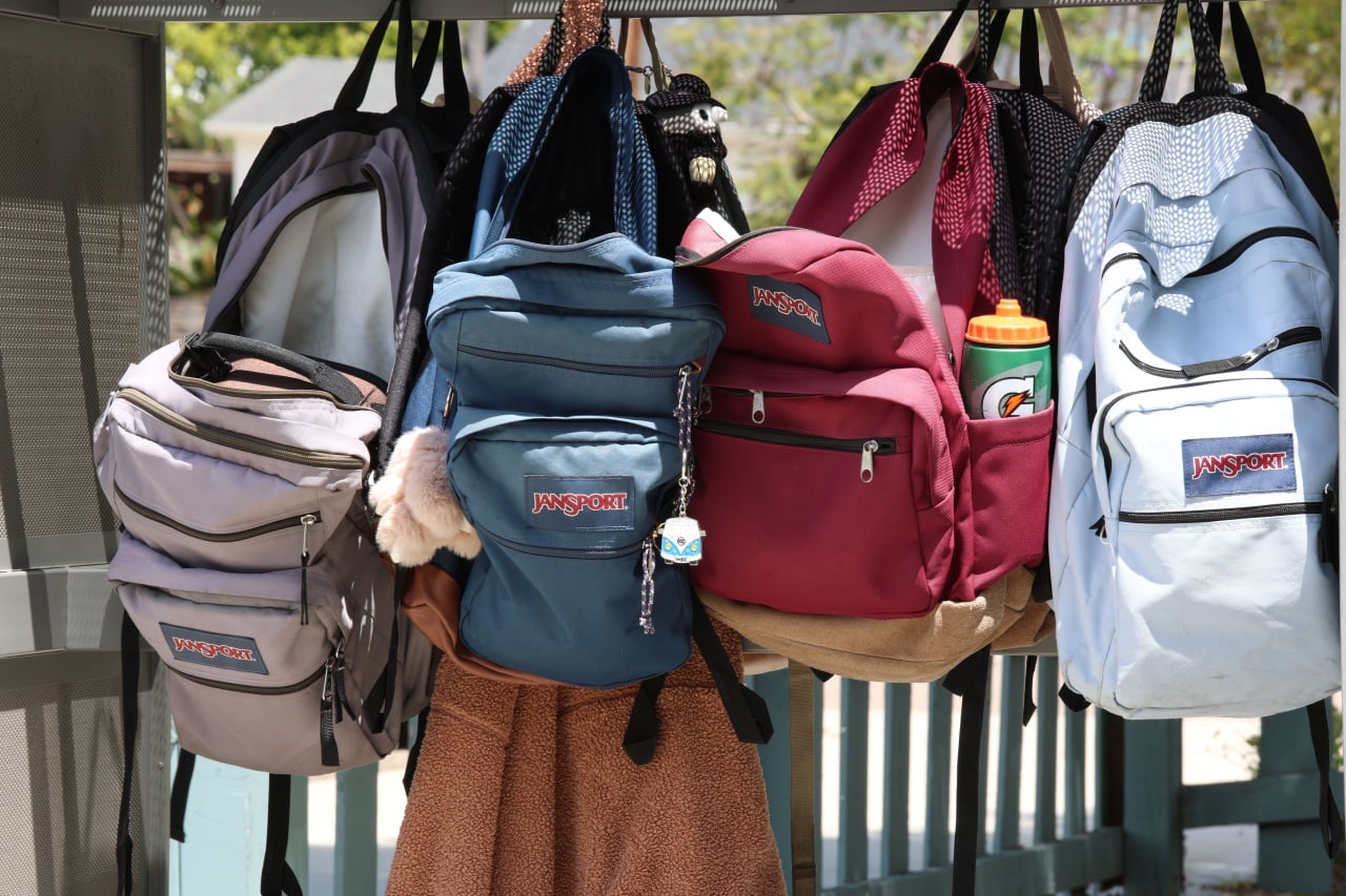 Mochilas dentro da escola