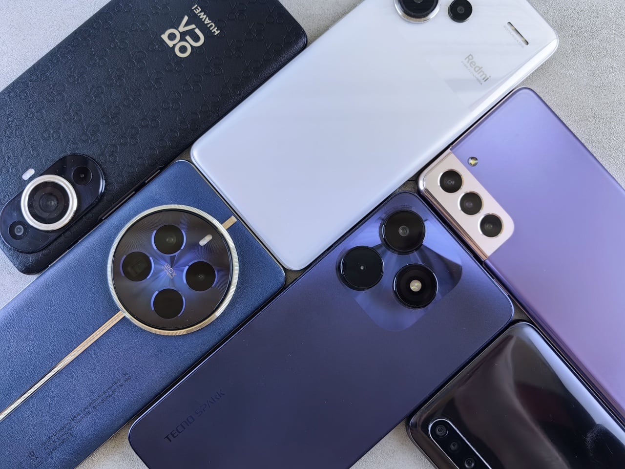 smartphones em cima de mesa