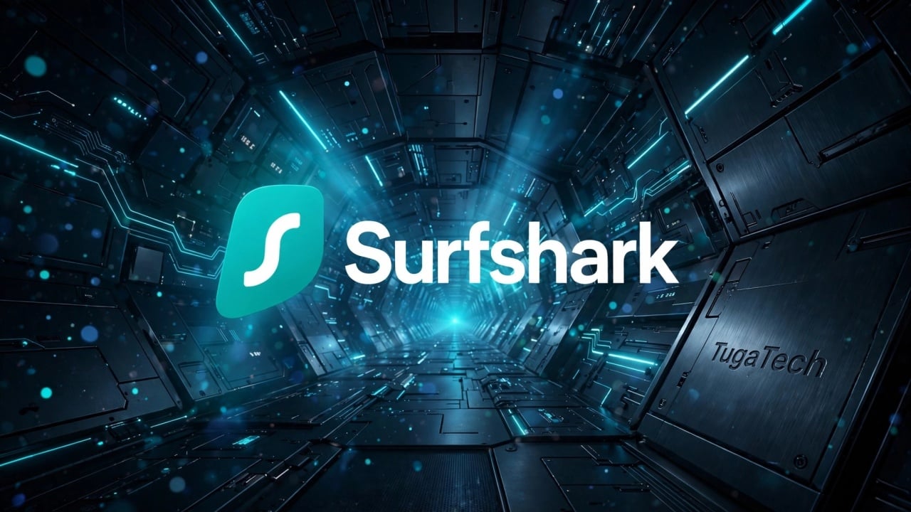 Logótipo oficial da Surfshark em destaque no centro de um túnel futurista de cibersegurança com painéis metálicos escuros, luzes neon ciano e partículas digitais, transmitindo proteção e inovação em VPN