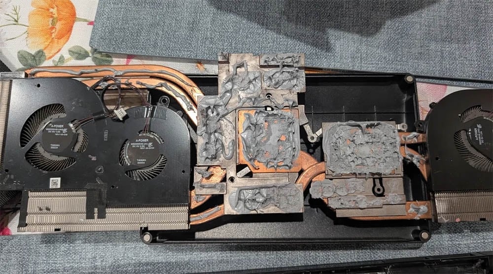 interior do computador com pasta térmica em todo o lado