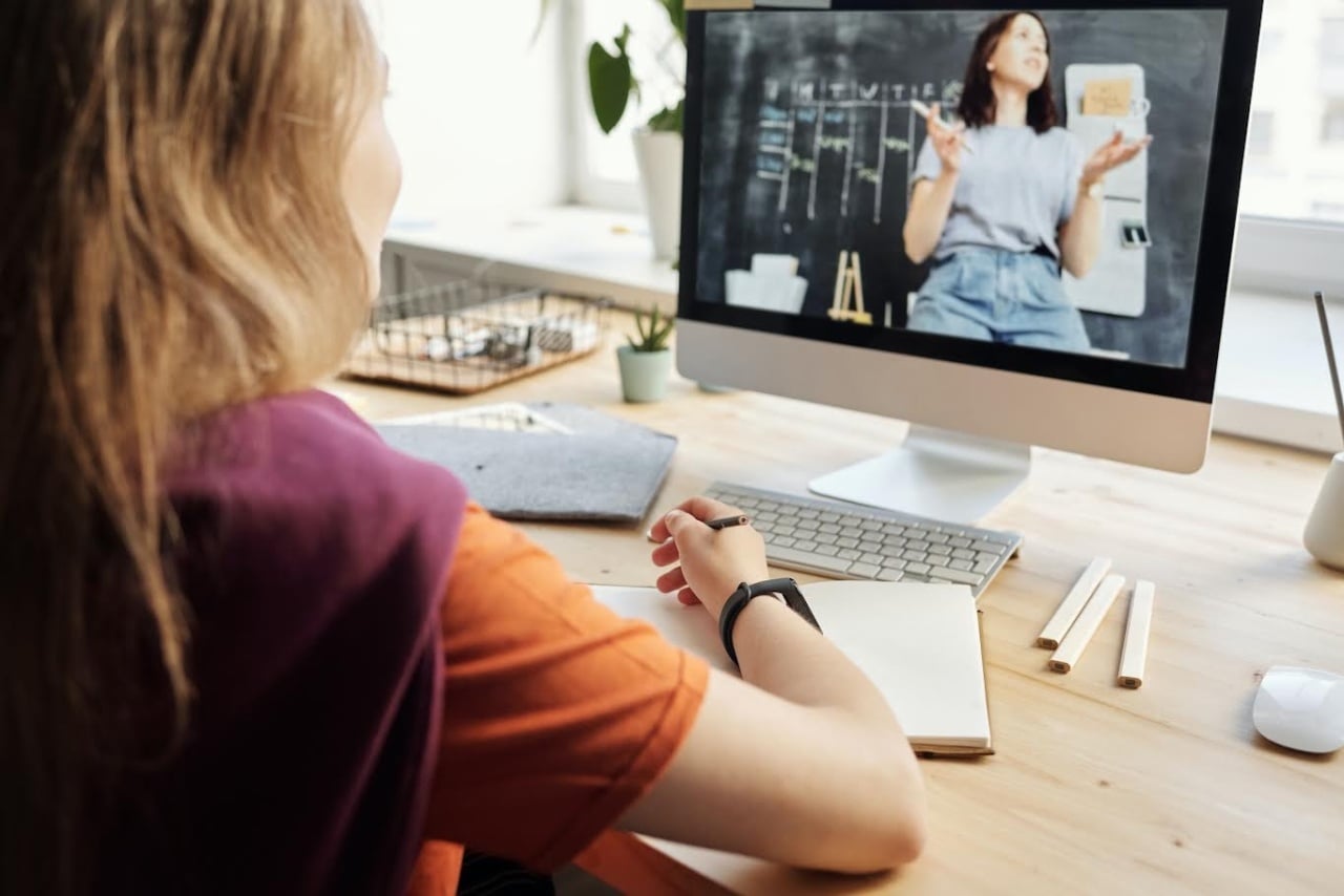 Criança a usar computador para estudar