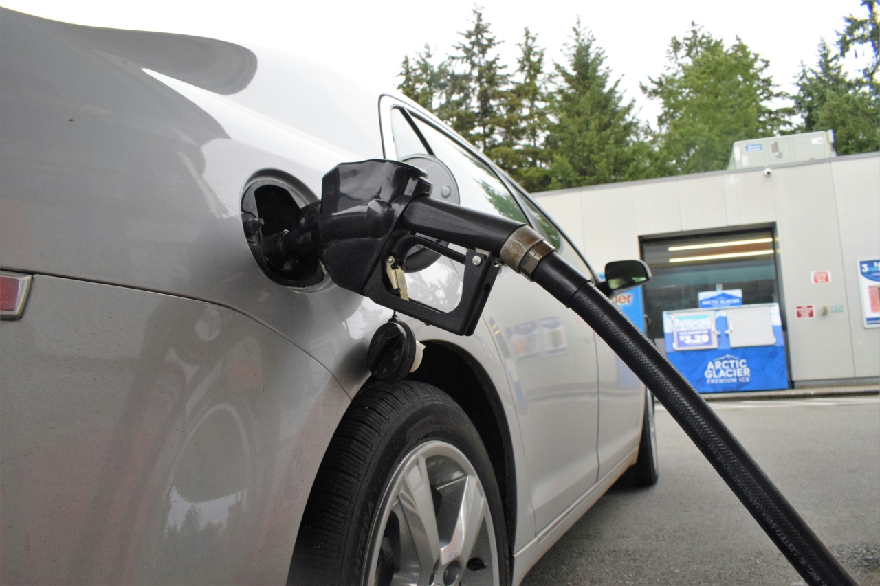 carro a encher depósito de combustível