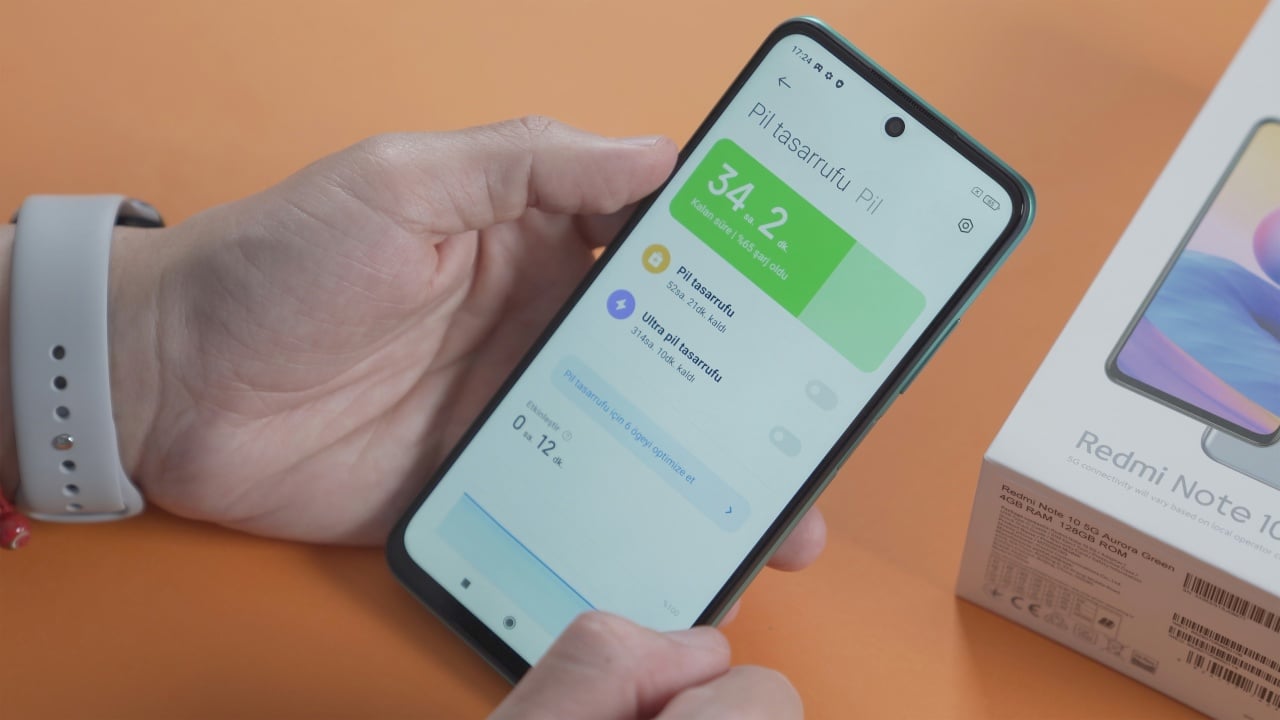 smartphone com detalhes da duração da bateria