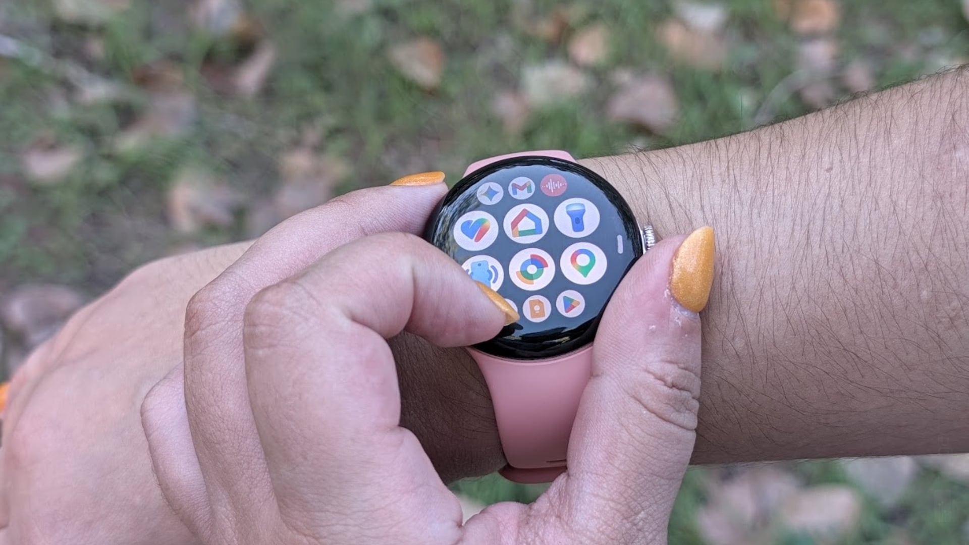 Pixel Watch 5 ecrã a ser usado